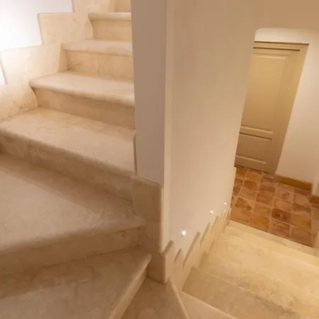 Casale Grottini 8, Emma فيلة مانشانو