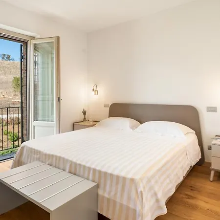 Casale Grottini 8, Emma فيلة مانشانو