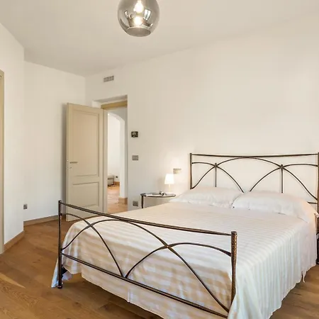 Casale Grottini 8, Emma فيلة مانشانو